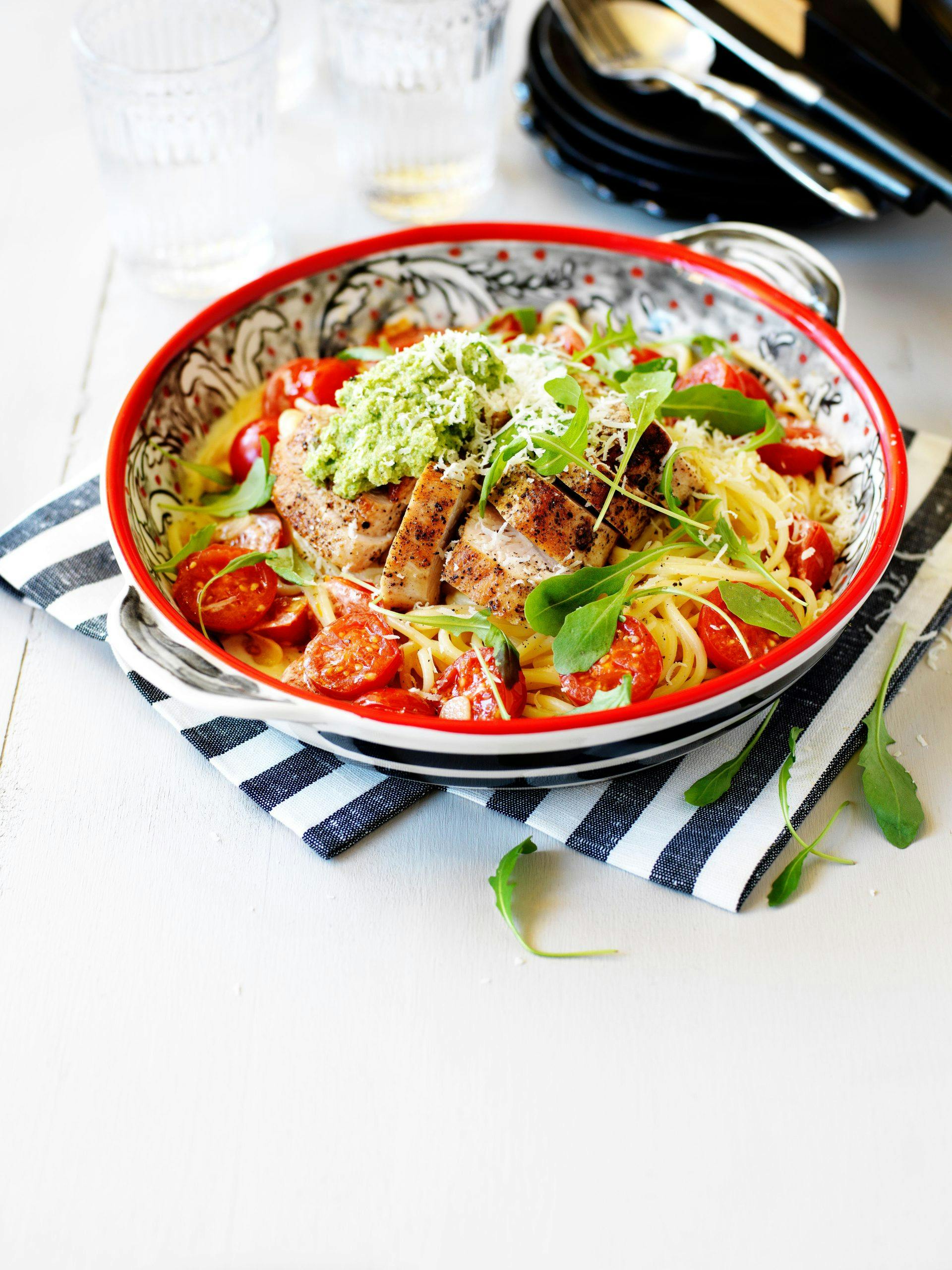 Kalkunfilet med kremet parmesanspagetti og artisjokkrøre